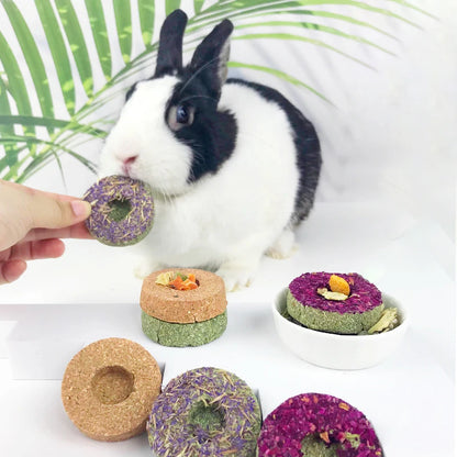1pcs Small Pets Rabbit Grinding Teeth Cake Cookie Chew Teeth Grinding Treats Keep Clean Teeth Hamsters Guinea Bunny Squirrels